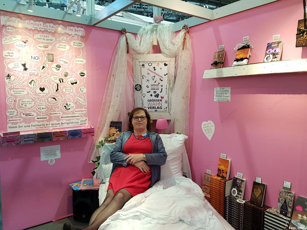 Die Autorin im Bett