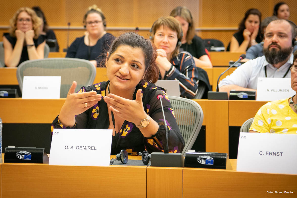 Özlem Demirel verlangt den Druck des Volkes auf die EU