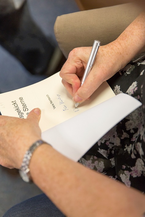 Lesung Willicher Buchhandlung - Signieren macht Spaß Lesung Willicher Buchhandlung - Signieren macht Spaß